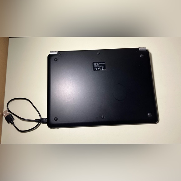 Ultra Thin Bluetooth iPad 9.7 inch Keyboard and Screen Protector - Picture 2 of 4